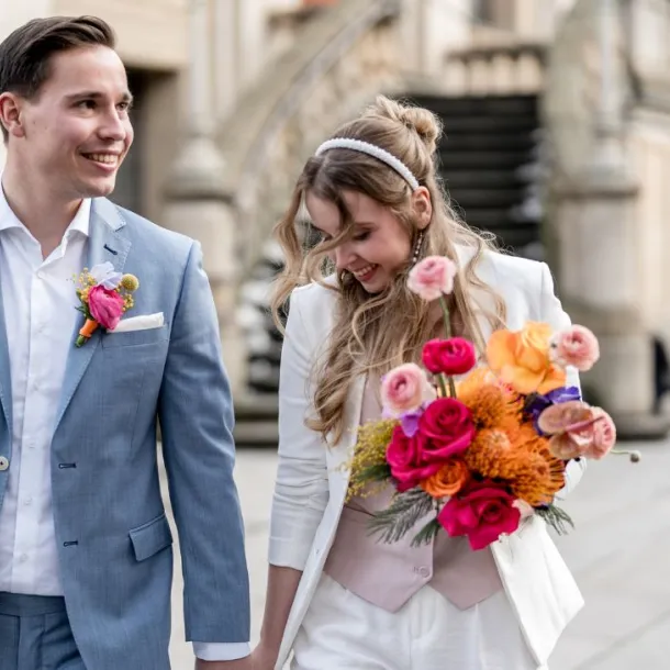 happy wedding couple in front of the Französischer Dom