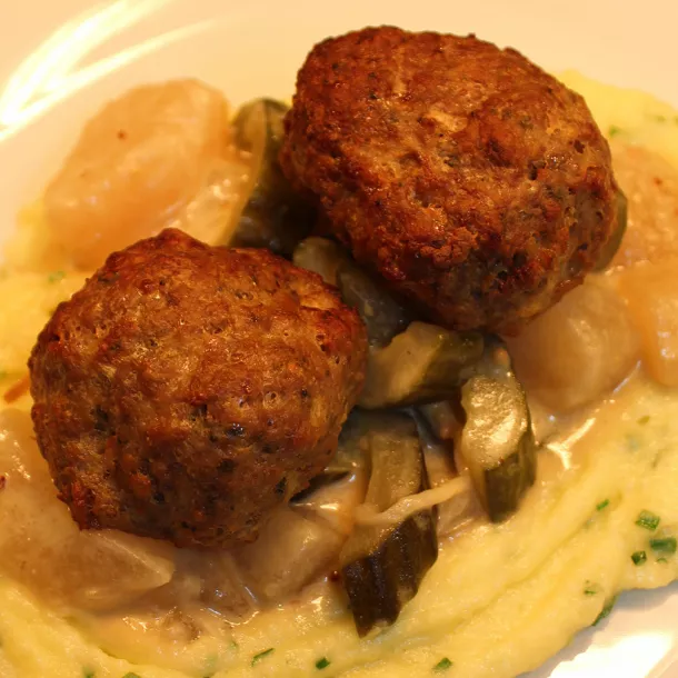 Dish from the Hugo & Notte Meatballs on vegetables and a light sauce.