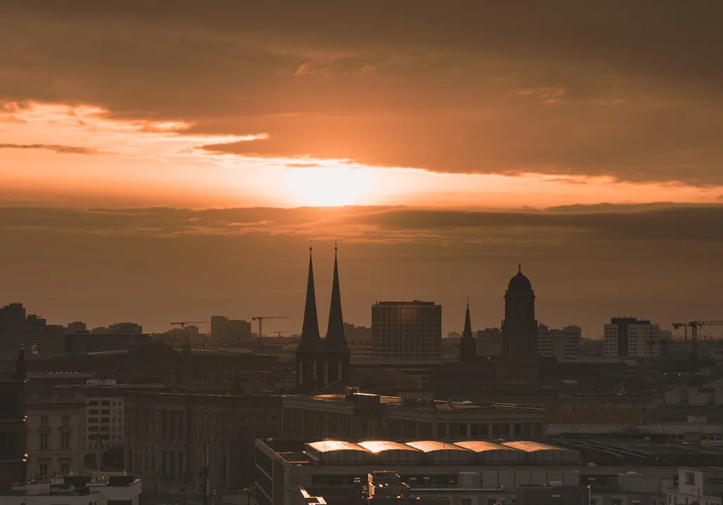 Blick auf den Fernsehturm von der Aussichtsplattform aus mit Sonnenuntergang im Hintergrund.