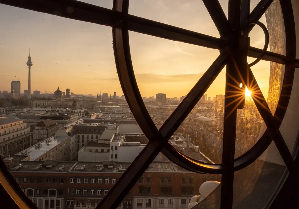 Blick auf den Fernsehturm mit schönen Sonnenuntergang